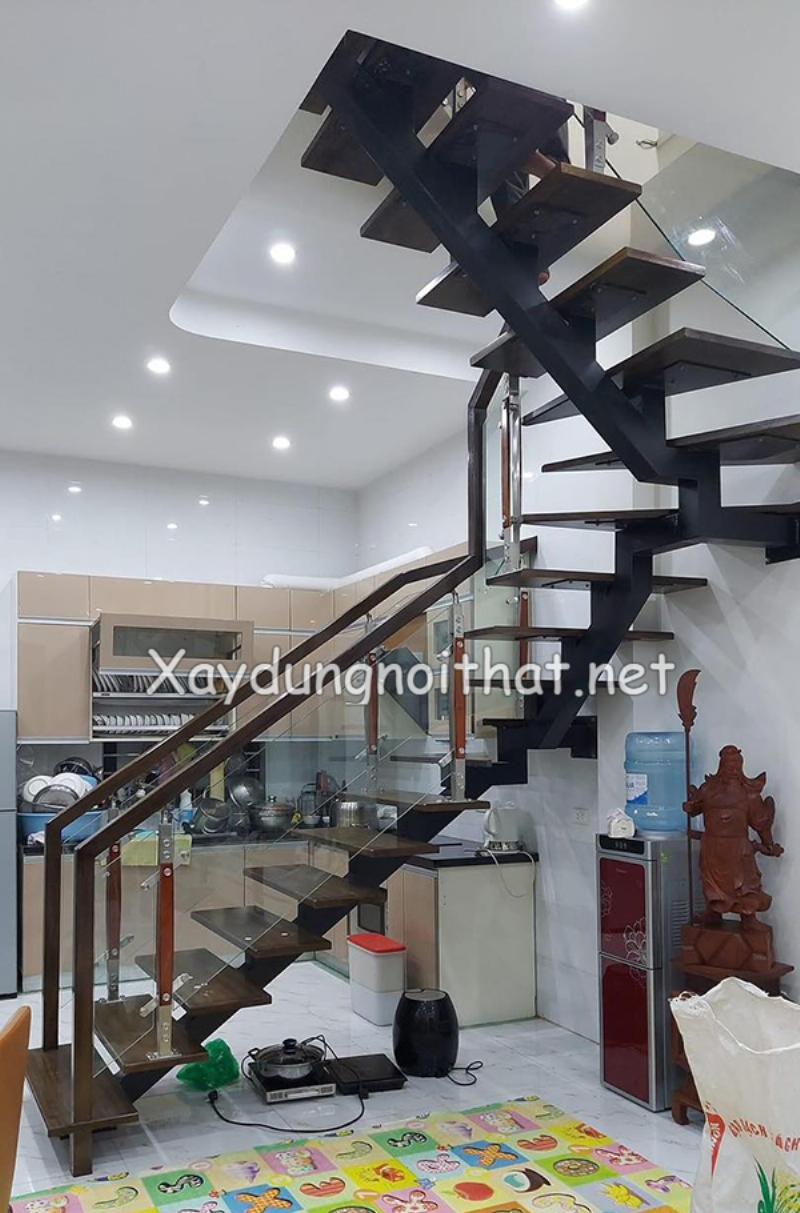 Mẫu thiết kế cầu thang phòng khách hiện đại kết hợp gỗ và kính, tối ưu hóa không gian